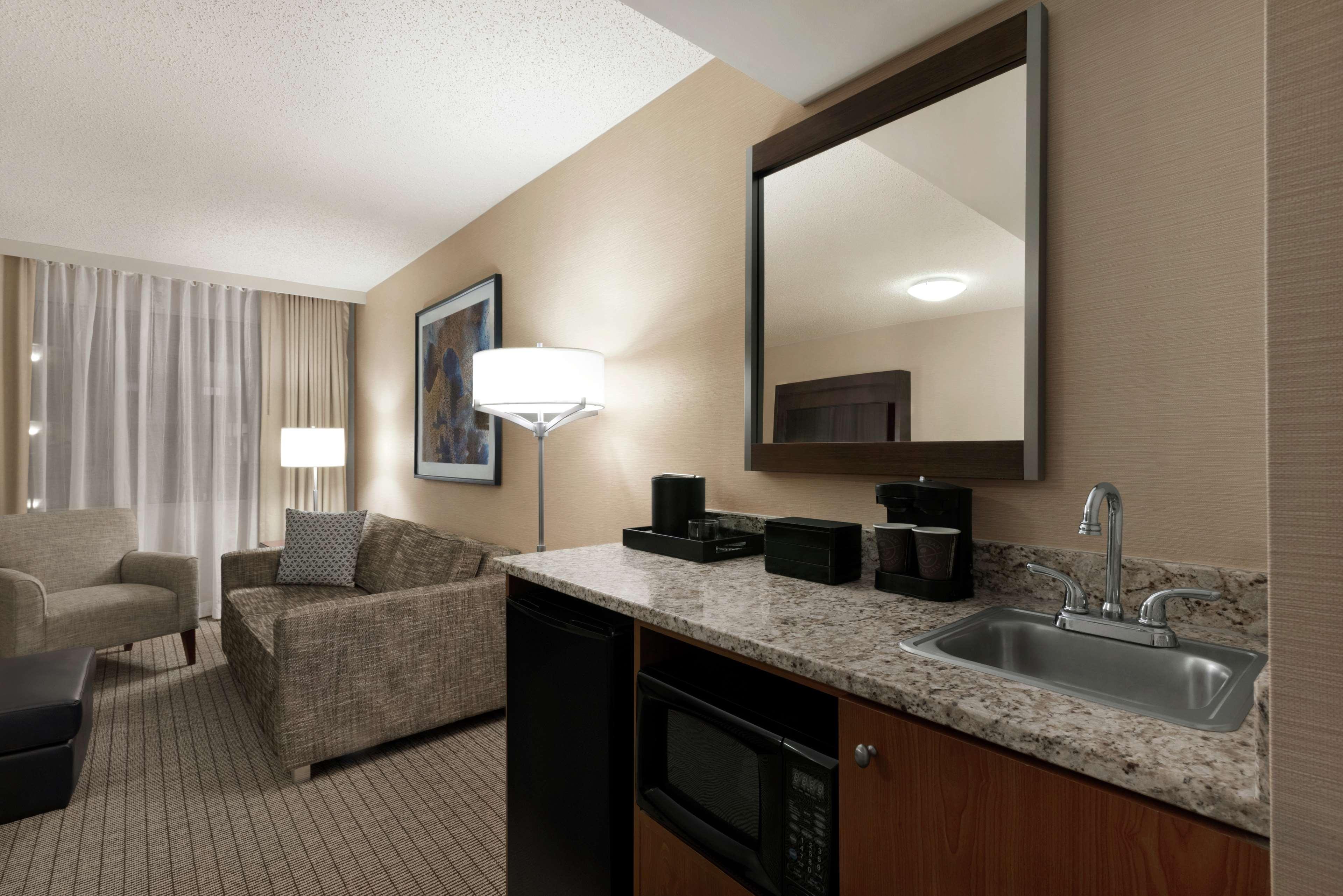 Embassy Suites Cincinnati - Rivercenter Ковингтън Екстериор снимка