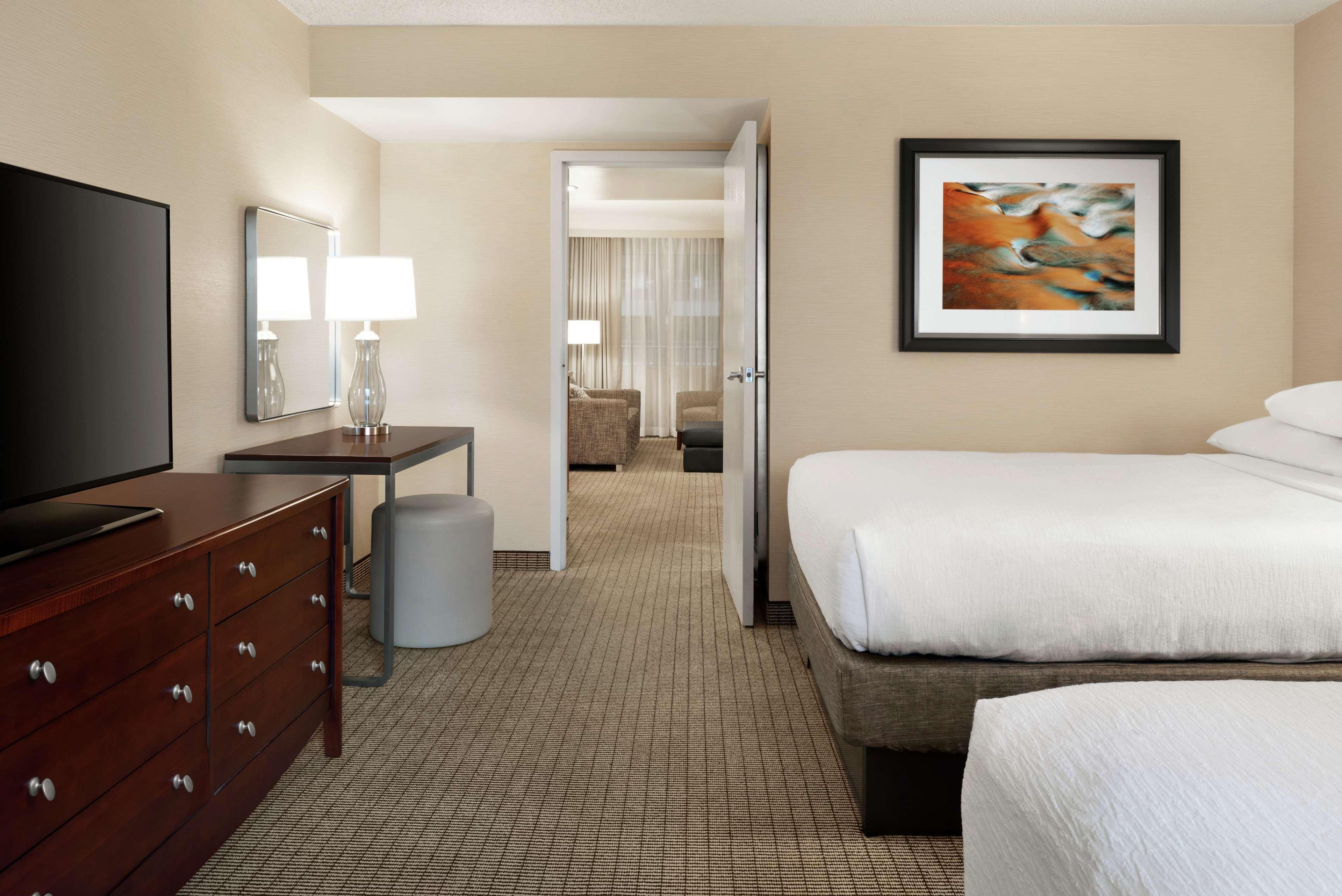 Embassy Suites Cincinnati - Rivercenter Ковингтън Екстериор снимка