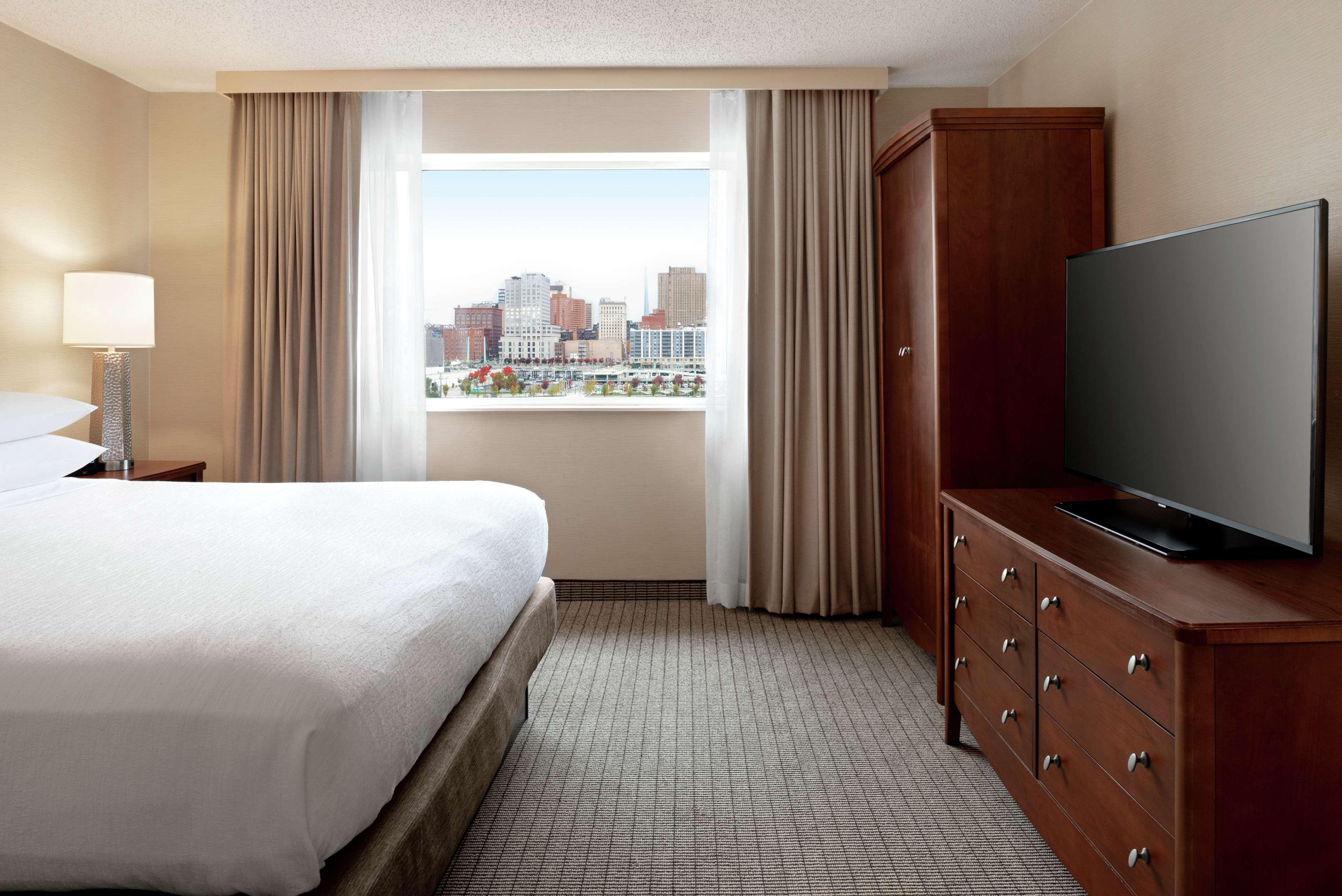 Embassy Suites Cincinnati - Rivercenter Ковингтън Екстериор снимка