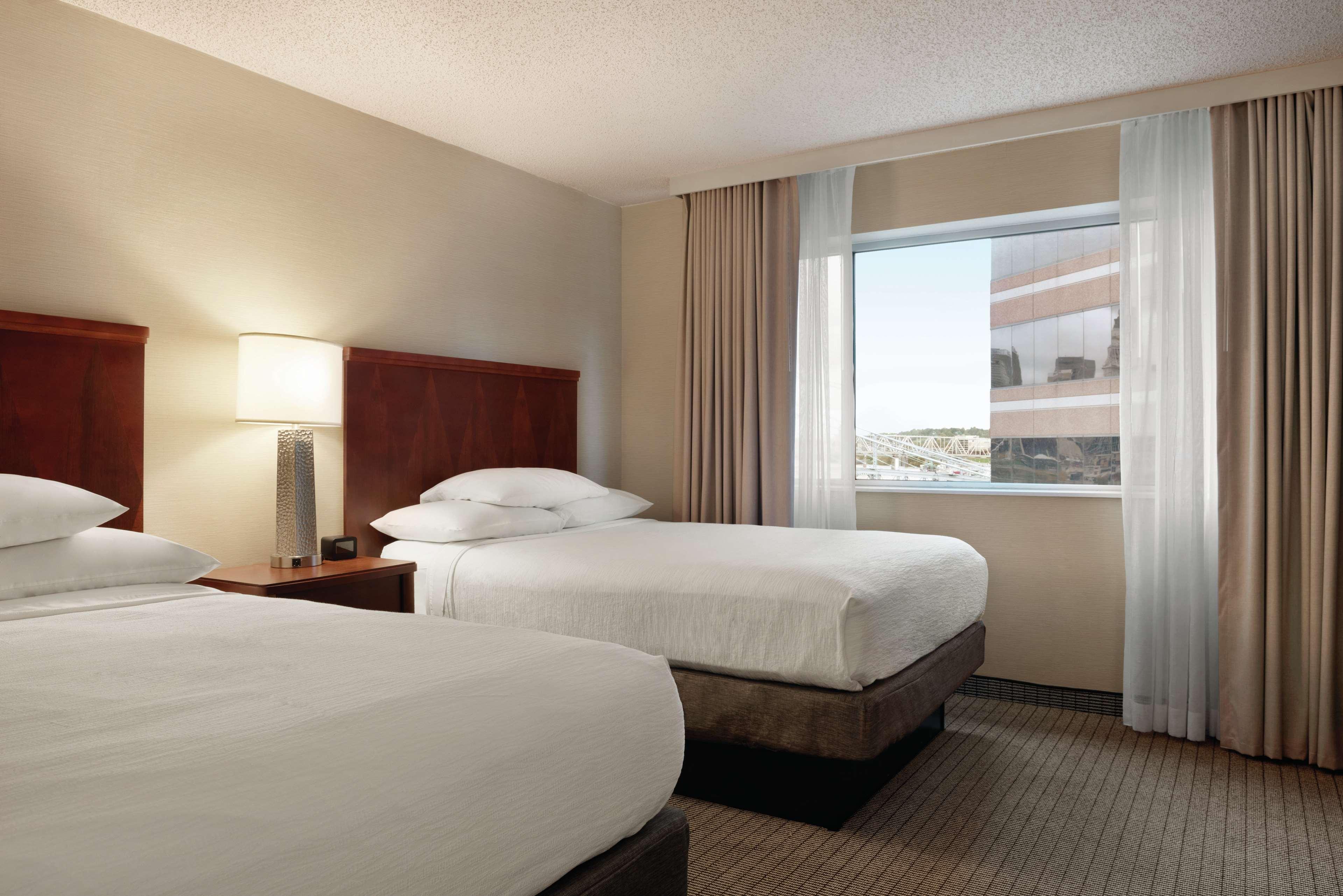 Embassy Suites Cincinnati - Rivercenter Ковингтън Екстериор снимка