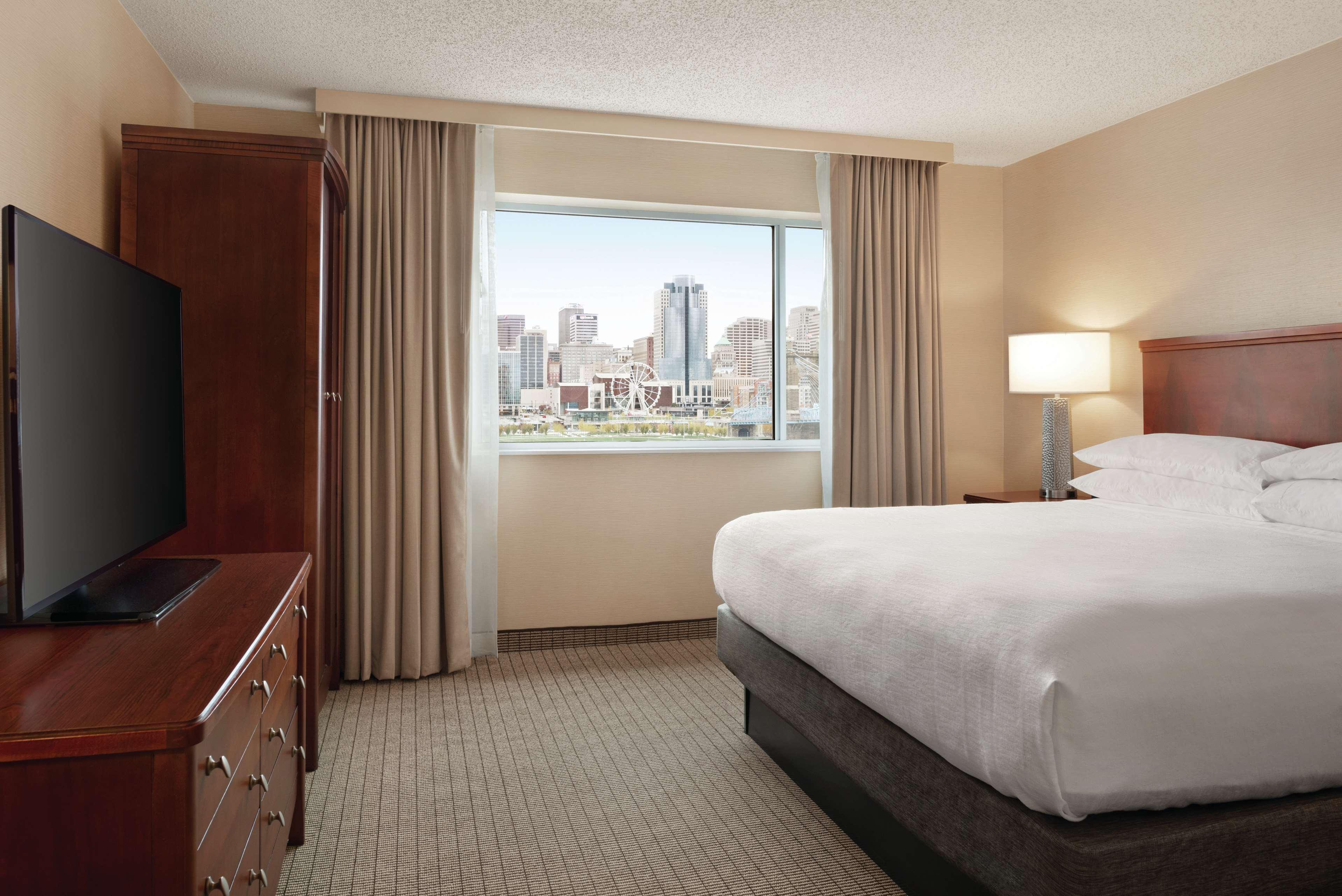 Embassy Suites Cincinnati - Rivercenter Ковингтън Екстериор снимка
