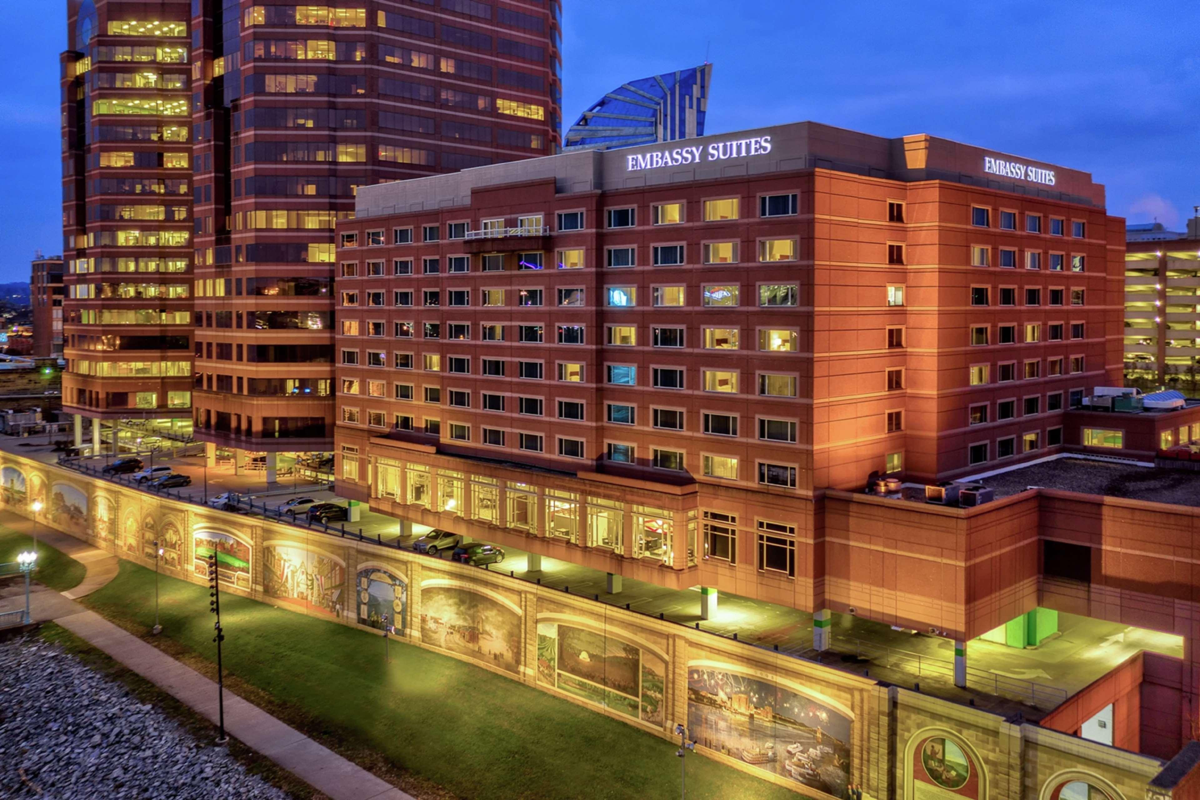 Embassy Suites Cincinnati - Rivercenter Ковингтън Екстериор снимка