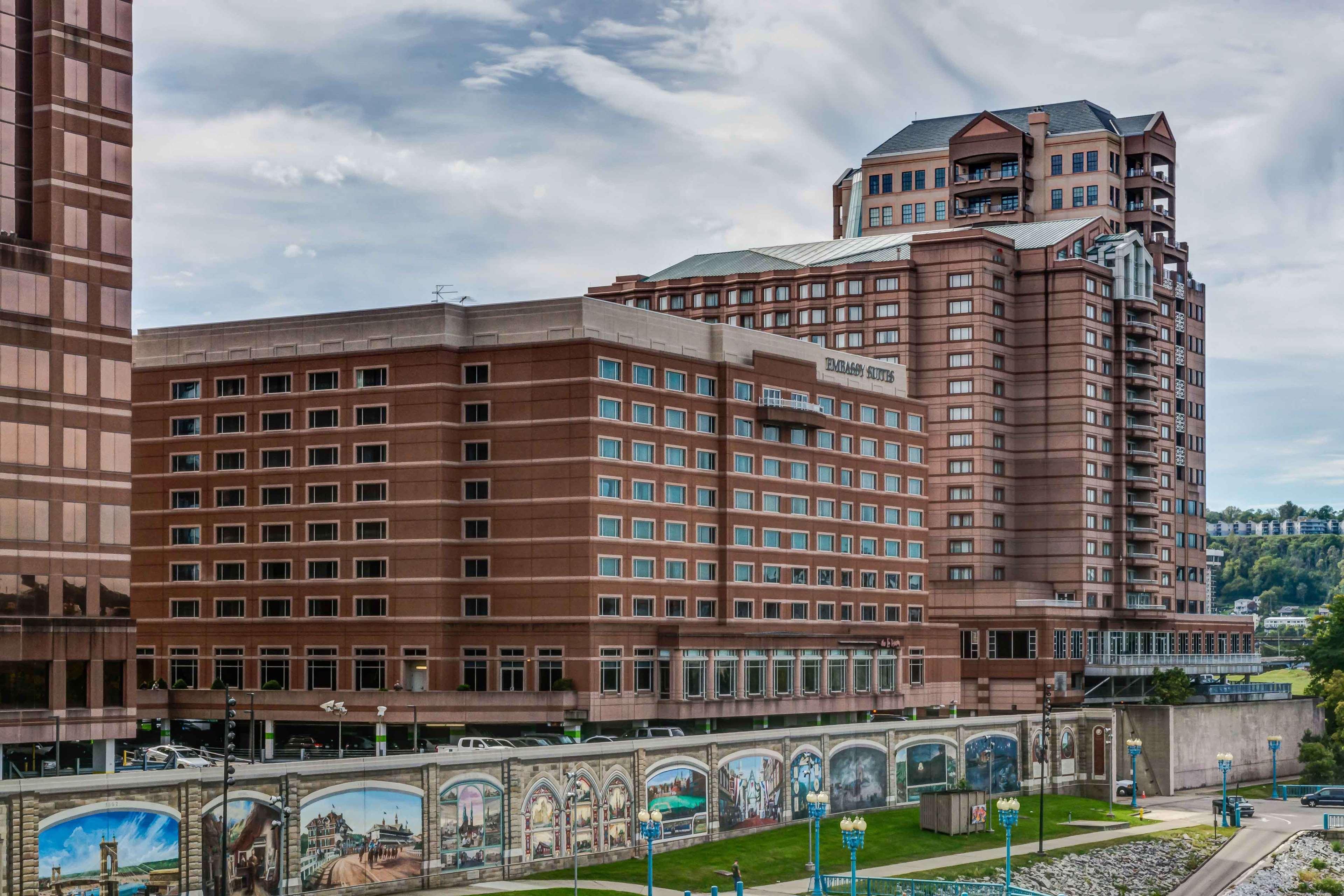 Embassy Suites Cincinnati - Rivercenter Ковингтън Екстериор снимка