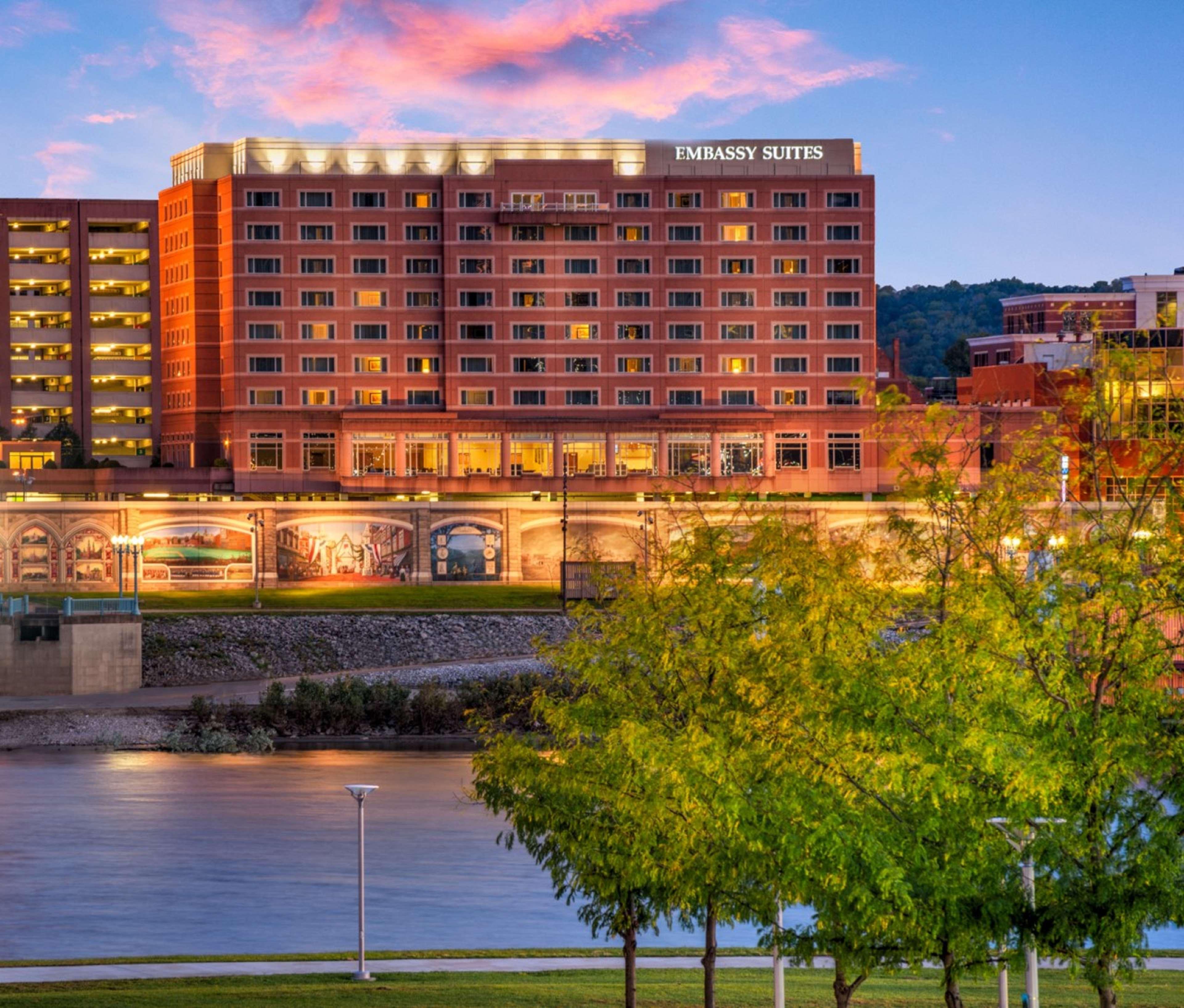 Embassy Suites Cincinnati - Rivercenter Ковингтън Екстериор снимка