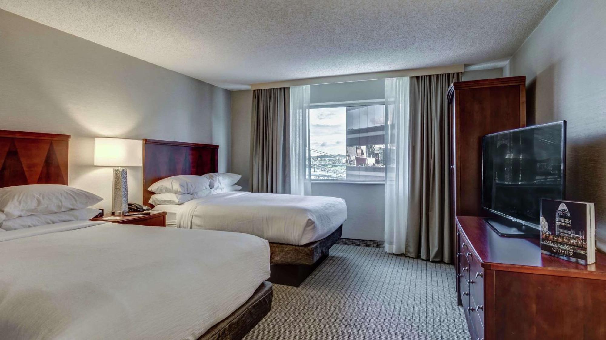 Embassy Suites Cincinnati - Rivercenter Ковингтън Екстериор снимка