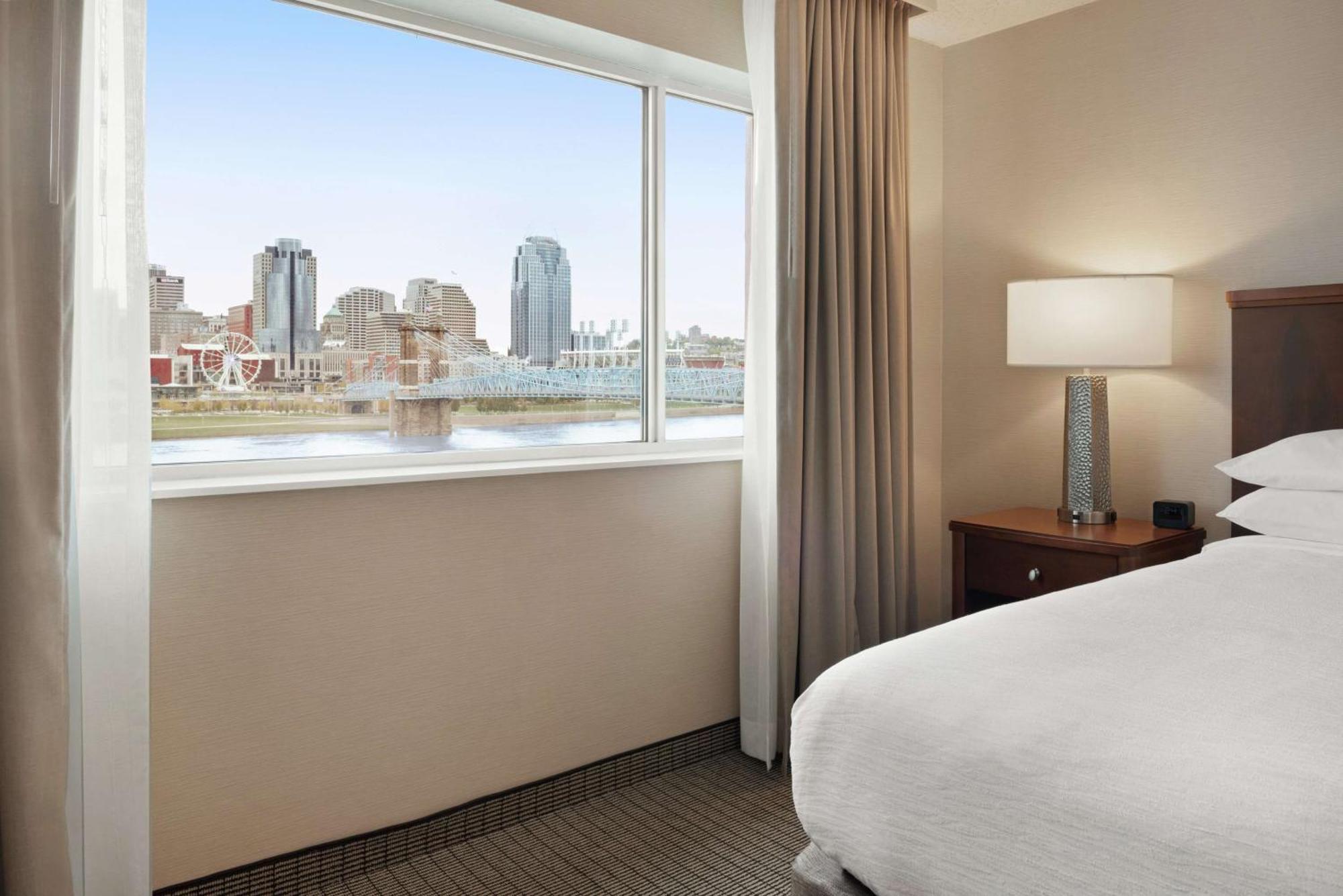 Embassy Suites Cincinnati - Rivercenter Ковингтън Екстериор снимка