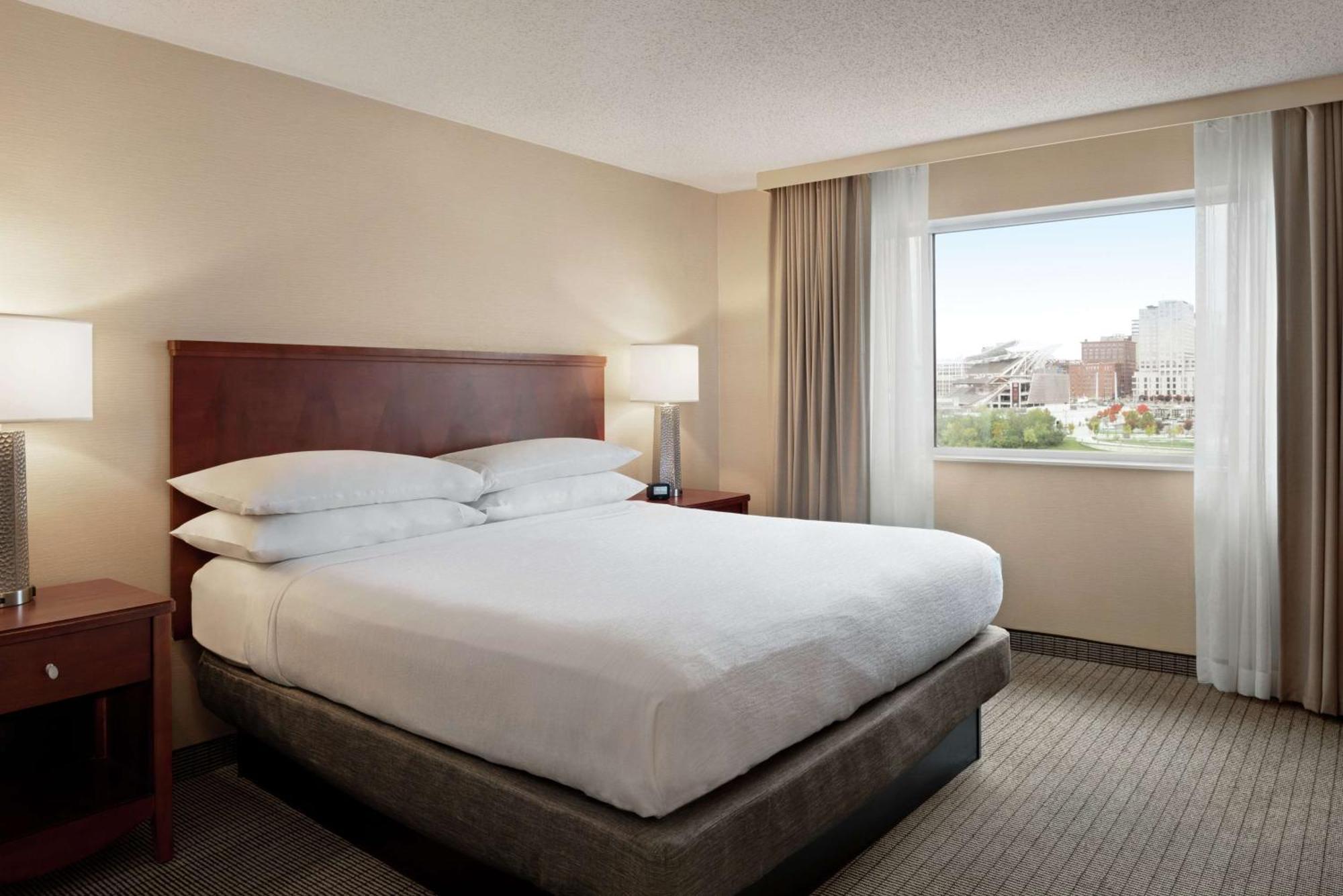 Embassy Suites Cincinnati - Rivercenter Ковингтън Екстериор снимка