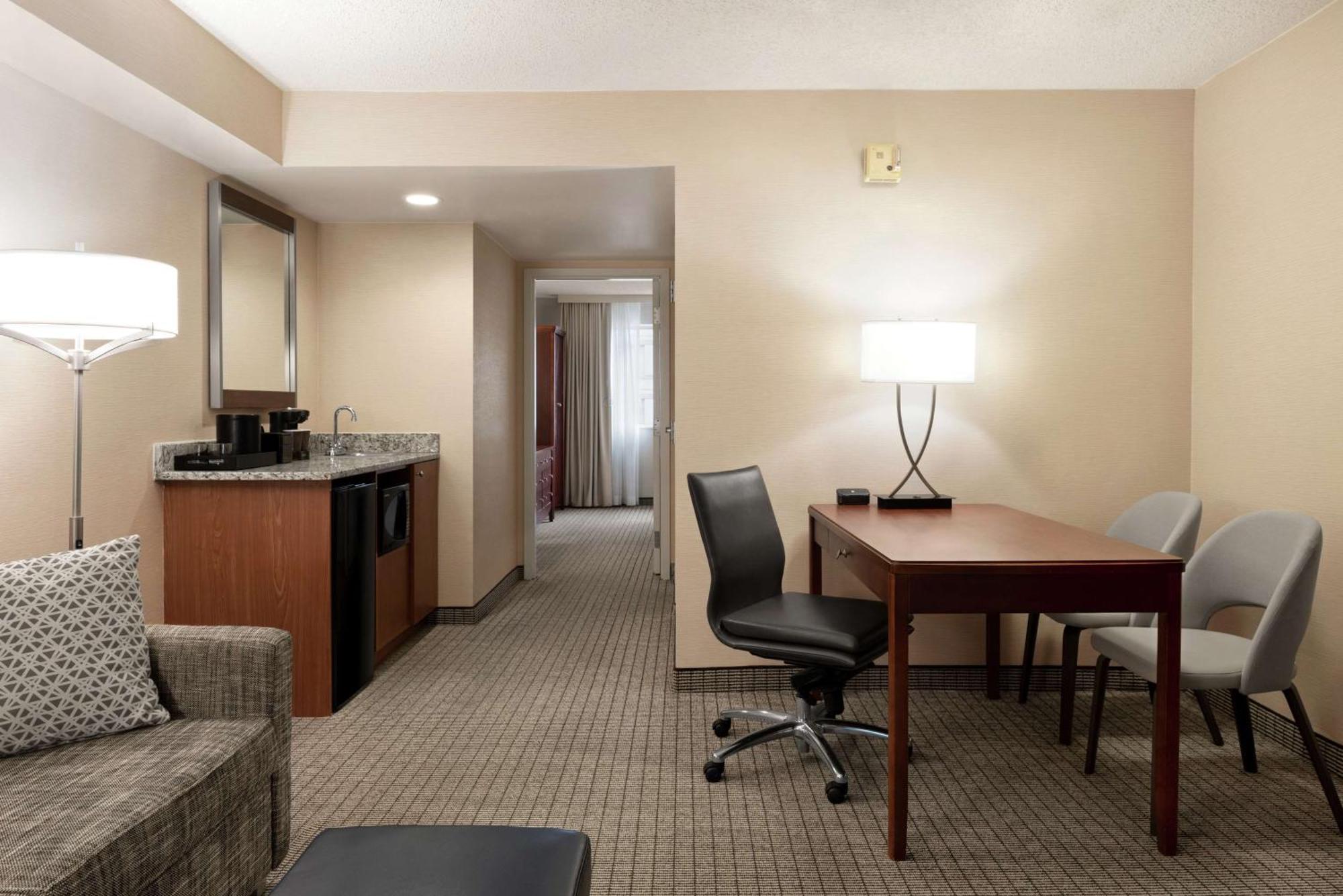 Embassy Suites Cincinnati - Rivercenter Ковингтън Екстериор снимка
