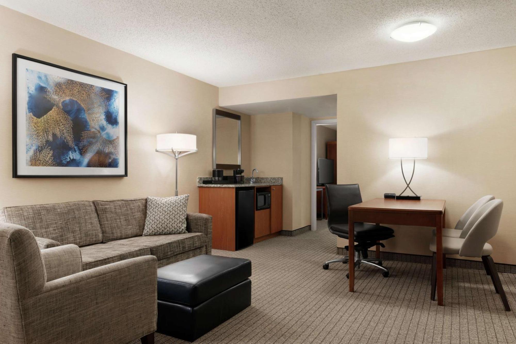 Embassy Suites Cincinnati - Rivercenter Ковингтън Екстериор снимка