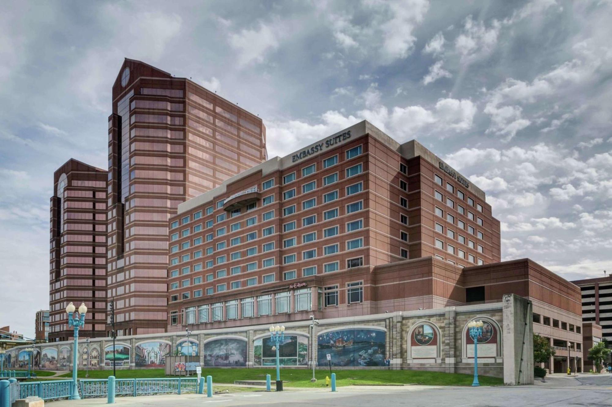 Embassy Suites Cincinnati - Rivercenter Ковингтън Екстериор снимка