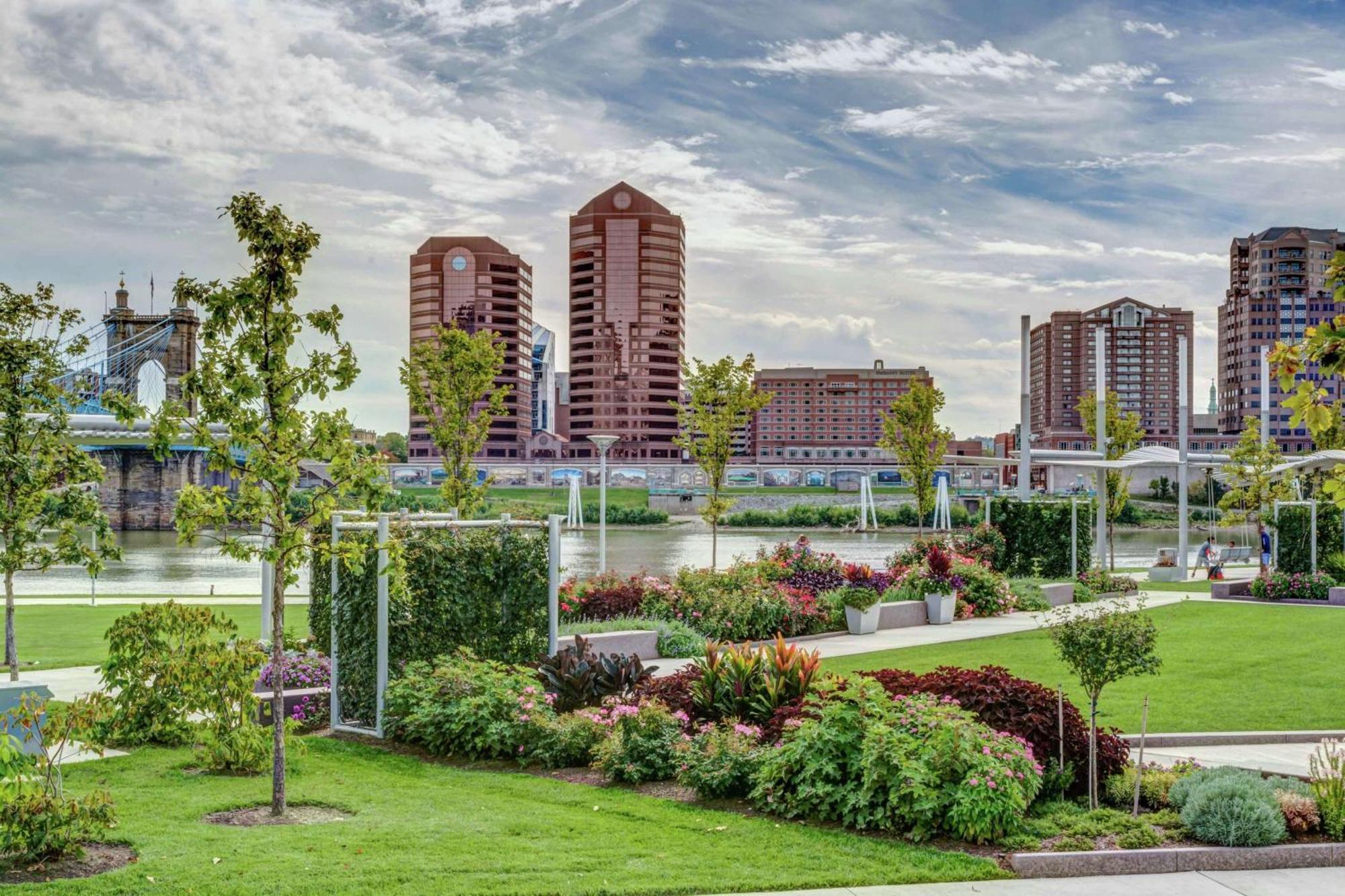 Embassy Suites Cincinnati - Rivercenter Ковингтън Екстериор снимка