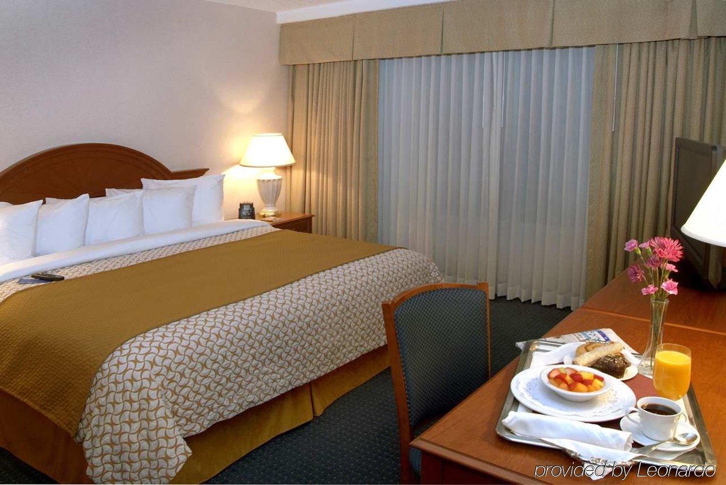 Embassy Suites Cincinnati - Rivercenter Ковингтън Стая снимка